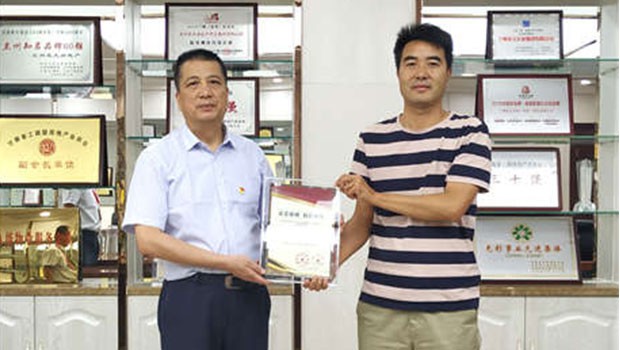 責(zé)任驅(qū)動(dòng)成長(zhǎng) | 蘭州拉斯維加斯游戲3499集團(tuán)執(zhí)行總裁朱宗寶榮獲甘肅省抗擊疫情“社會(huì)責(zé)任感企業(yè)（企業(yè)家）”稱號(hào)