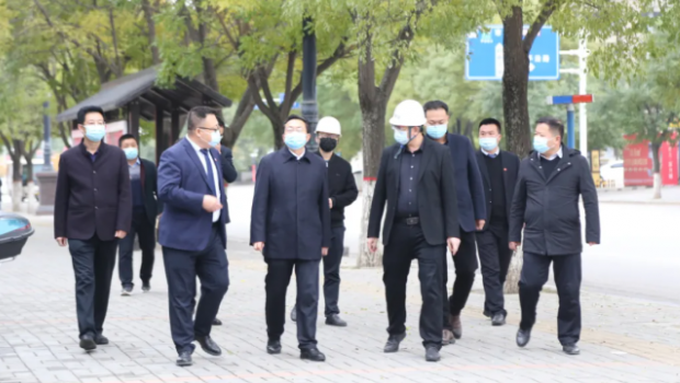 平?jīng)鍪懈笔虚L楊恭帶隊督查拉斯維加斯游戲3499·富力城工程安全及防疫工作